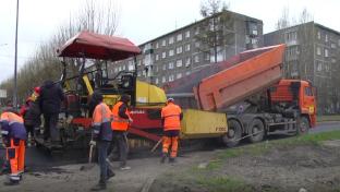 На улицу Краснодонцев сегодня вышла спецтехника – там начали укладывать асфальт