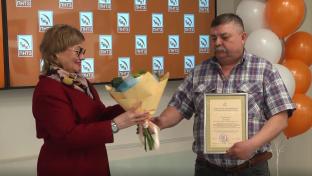 В преддверии праздников в Первоуральске поздравляли металлургов