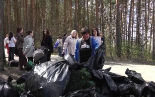 Сотрудники администрации Первоуральска и активисты общественных организаций сегодня вышли на традиционный весенний субботник