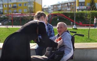 Первоуральские школьники сегодня собрались в центре города, чтобы станцевать «Вальс Победы»
