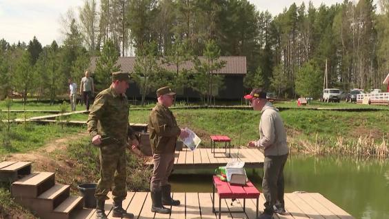 Сотрудники оперативных служб продолжают патрулировать леса