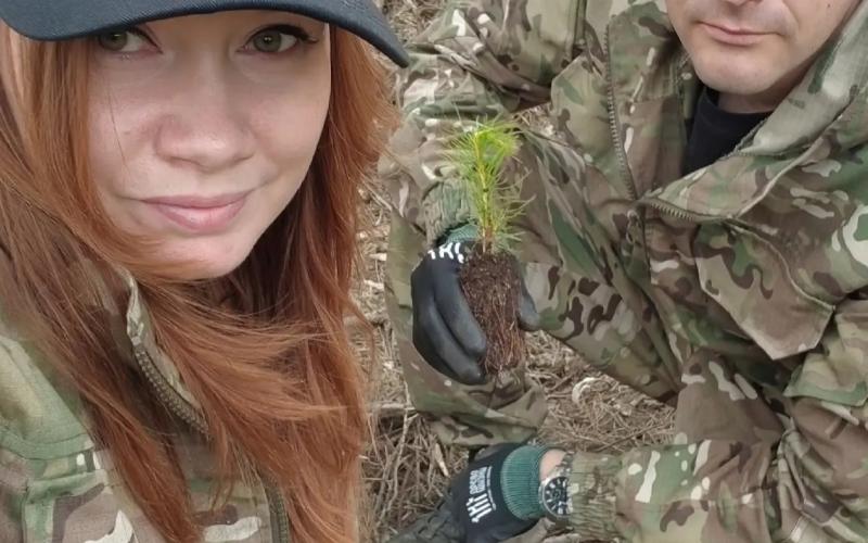 Сотрудник первоуральской КП-66 высадил около ста сеянцев сосны
