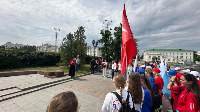 В День России, 12 июня, в десятках муниципальных образований Свердловской области одновременно пройдут церемонии возложения цветов к памятникам, мемориалам и обелискам