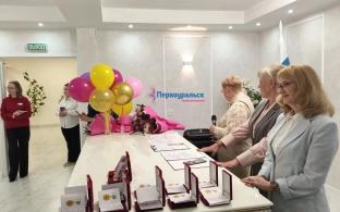 Сегодня в Первоуральске торжественно вручили знаки отличия "Совет да любовь" десяти парам, которые прожили вместе 50 и более лет