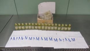В «зелёном» коридоре таможенники аэропорта Кольцово остановили пассажира с 18 флаконами духов