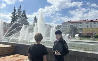 Первоуральские полицейские "вылавливают" детей из фонтана