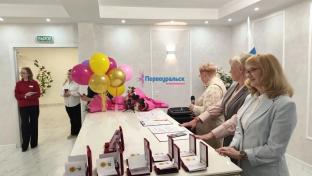 Сегодня в Первоуральске торжественно вручили знаки отличия "Совет да любовь" десяти парам, которые прожили вместе 50 и более лет