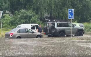 Буквально за считанные минуты дневной ливень приблизил первоуральский ландшафт к венецианскому