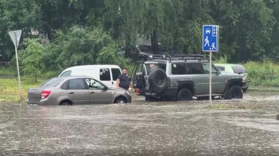 Буквально за считанные минуты дневной ливень приблизил первоуральский ландшафт к венецианскому
