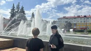 Первоуральские полицейские "вылавливают" детей из фонтана