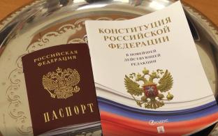 Восемь юных первоуральцев сегодня получили свои первые паспорта