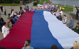 Десятки первоуральцев присоединились к всенародному движению #ПоднятьФлаг