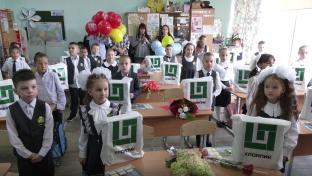 С Днём знаний юных первоуральцев сегодня поздравили и представители крупных предприятия города