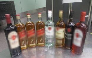 Кольцовские таможенники остановили в «зелёном» коридоре пассажира с 8 литрами алкоголя
