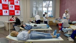Жители Свердловской области получили знаки почётных доноров за 40 сдач крови