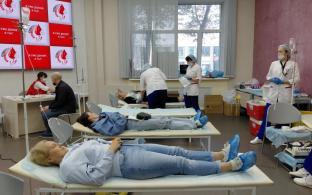 Жители Свердловской области получили знаки почётных доноров за 40 сдач крови
