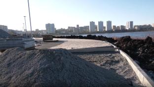 Сваи для моста, дорожка, выложенная плиткой, и основание будущего фонтана